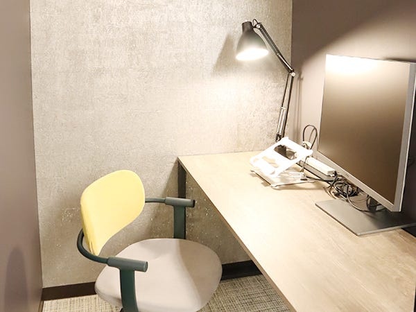 執務スペースの一角に用意された個人ブース。1人で集中して作業したいときには、こうした場所を利用することもできます。