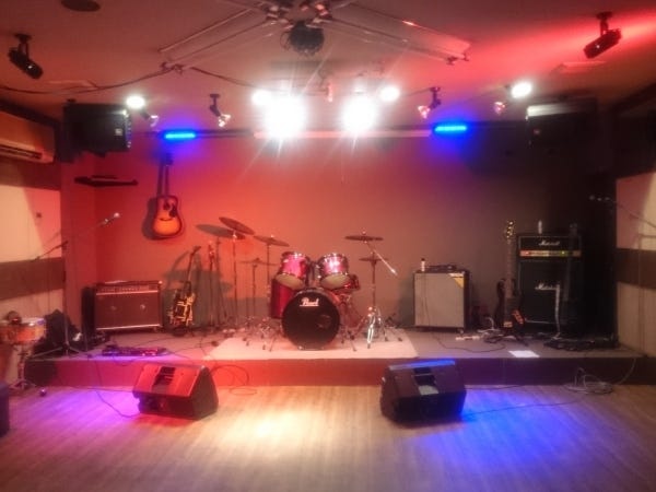 2階大ホールでは生ライブもできます。音楽好きの方や楽器が弾ける方など、イベント企画から楽しんで働いていただけると嬉しいです。