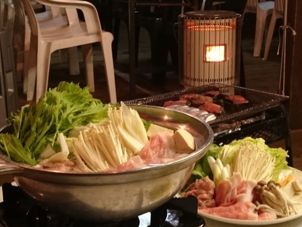 冬の屋上では鍋付きのBBQ(ナーべキュー)が大人気です。
