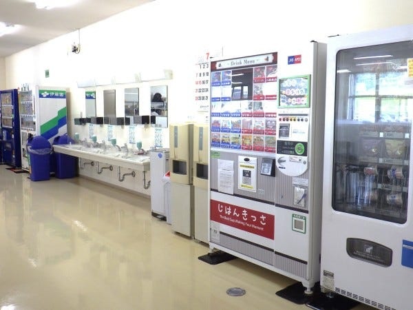 休憩所の写真です。社員で和気あいあいと食事をとり、楽しく過ごしています。宅配のお弁当（事前の注文）や、パン・カップ麺等の販売もございます。