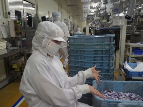 大量の数を管理するのは大変ですが、先輩スタッフが近くでサポートするので安心して作業できます！