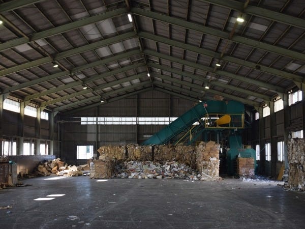 工場内には古紙を圧縮する為の専用の機械が設置されています。