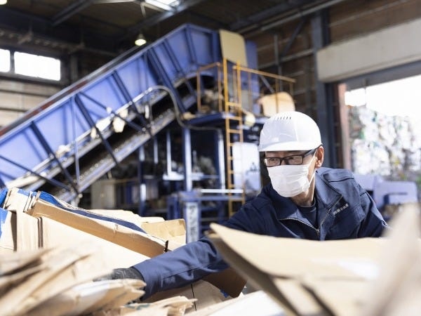 工場内に集まった古紙を品物別に分別する作業は、リサイクルをする上でとても重要な作業です。
