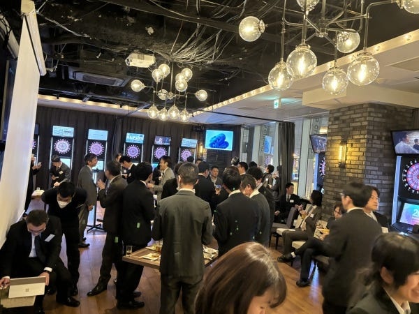 親睦会でのビンゴ大会風景！みんな自分の番号が呼ばれるかドキドキ♪