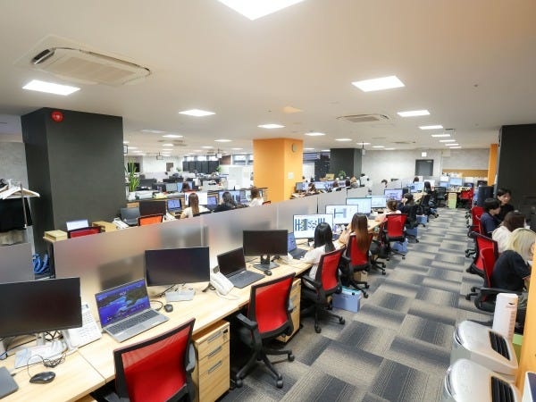 20~30代スタッフがメインですが、40代も在籍しています。開放的なオフィスと好評です。