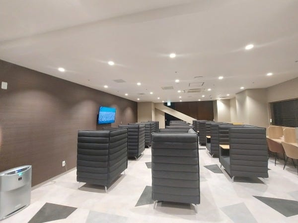 休憩室です。1人用のソファーでゆっくり過ごせます。