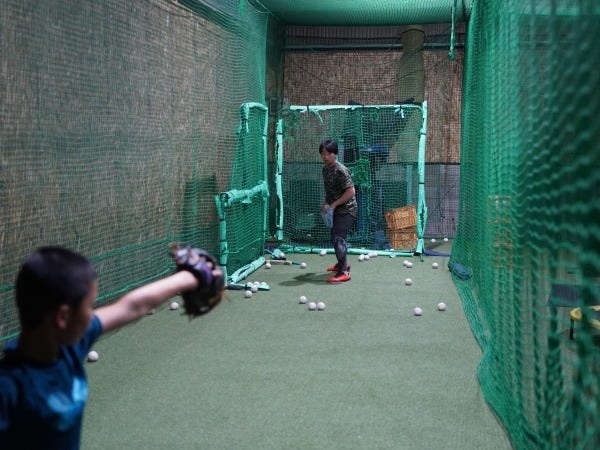 【守備指導風景】守備や送球の指導もしていただきます。