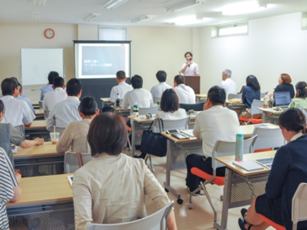 その他、年4回の全体研修やeラーニングなど学習環境を整えております。