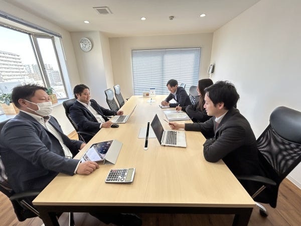 定例会議や営業研修会（ロープレ会）を実施し、物件に関しての企画提案や情報交換を行なっています。