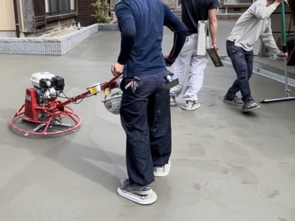 普段の作業風景と社員さんです。