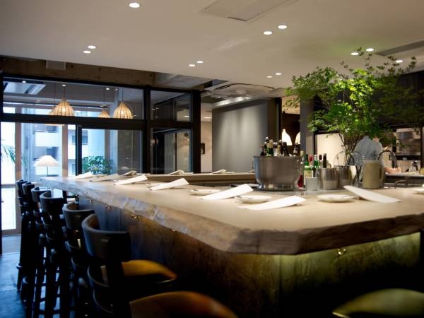 カウンターはサービスするにあたり、グッとお客様との距離が近づきます♪自分の個性でお客様に喜ばれる空間を作りだしてくださいね。