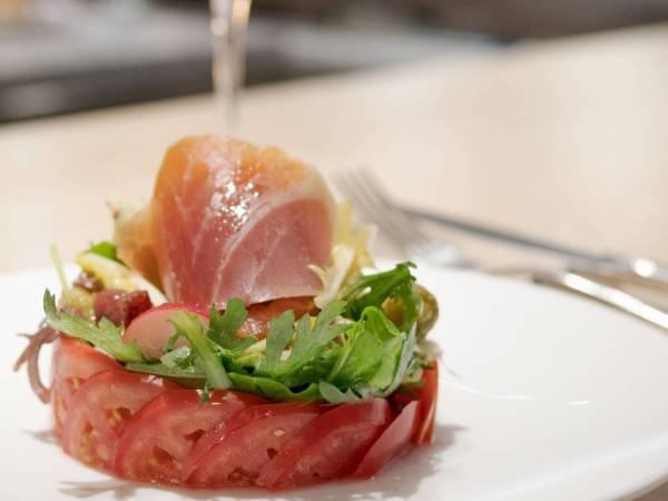 シェフ米川の料理は現代に合った軽やか且つしっかり地に足がついたフランス料理でお客様に喜ばれています。美味しい賄いも楽しんでください♪