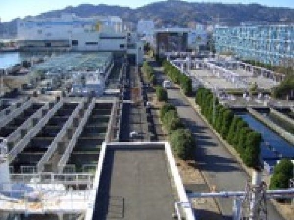 飲み水を作る浄水場、汚水や雨水を処理する下水処理場などの人々の生活に欠かせない水インフラ施設の運営管理を行っています。