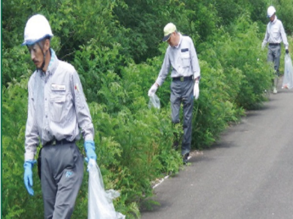 地域の清掃活動などに参画し、地域との交流を深め、地域の構成員としての一体感を醸成しています。