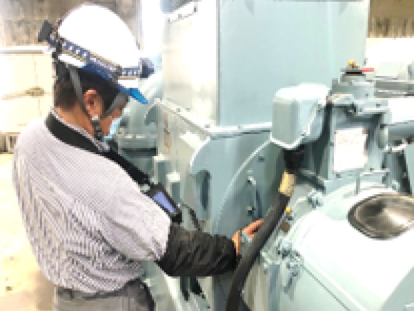 水インフラ施設には多くの機械が設置されていますが、故障を防ぐために一つひとつ丁寧に点検していきます。