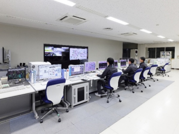 水インフラ施設内の監視室です。こちらで設備の運転操作や運転状況を監視しています。