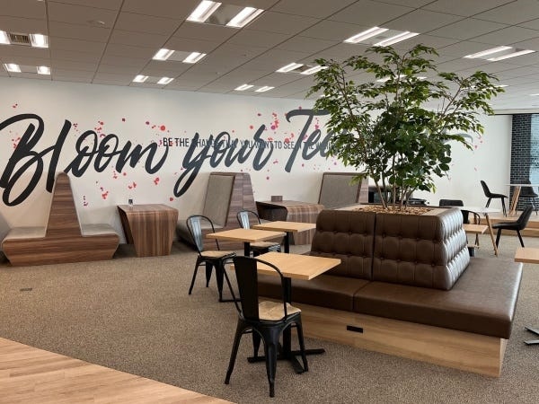 ミッドタウンのオフィスは、執務エリア、ラウンジエリア、会議室、個室ブースなど業務用途に合わせて利用できる環境です