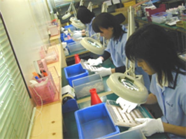 完成品の検査作業です。小さい部品は拡大鏡を使い、全数を目視検査します。