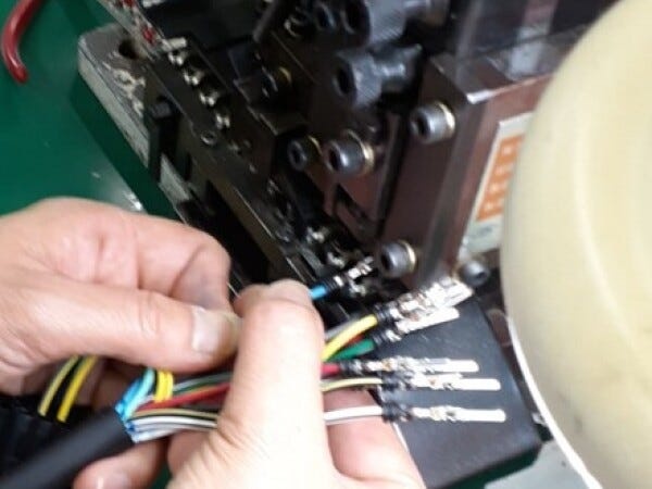 端子の圧着作業です。