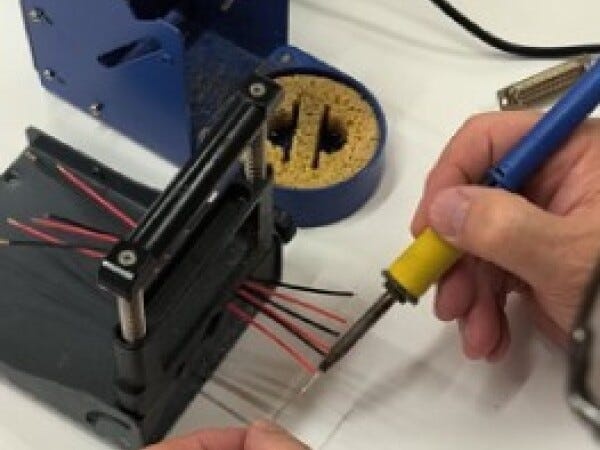 はんだ付けの加工作業もあります。（きちんと指導致します）