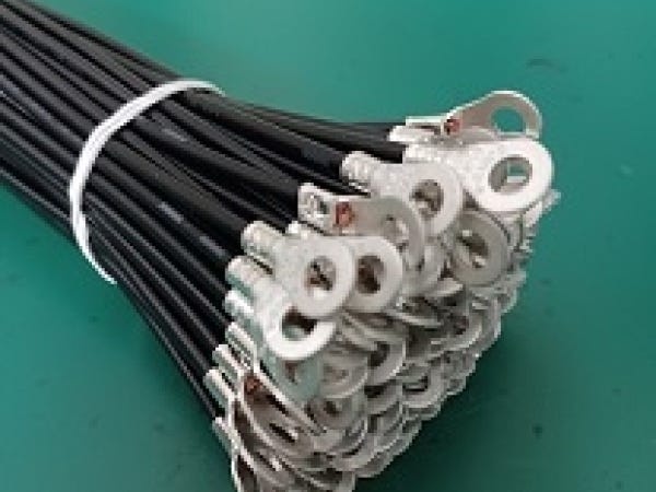 ハーネスの完成品の見本です。電線の端末に端子を取付加工しています。