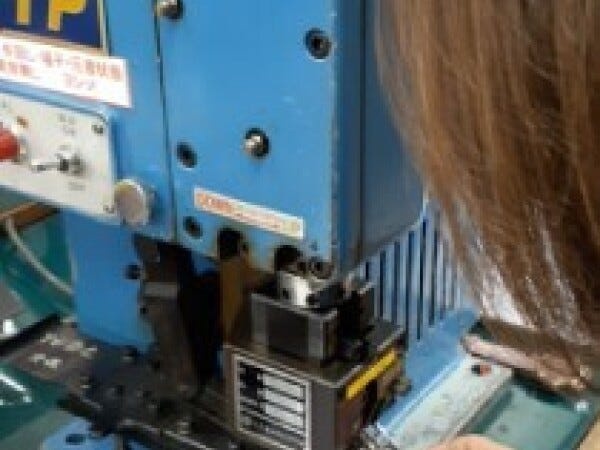 端子の圧着作業です。