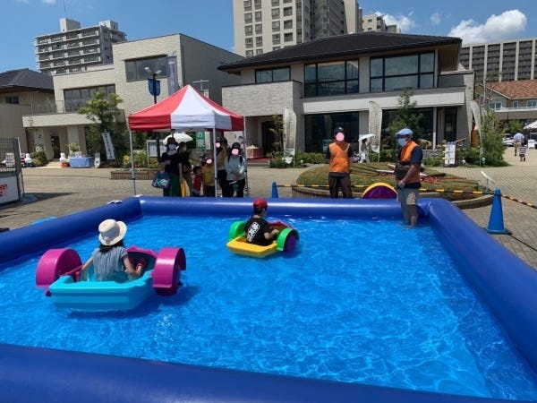 ７m×７mのプールを膨らませ水を入れました。パドルボートは、お子様が漕ぎます。