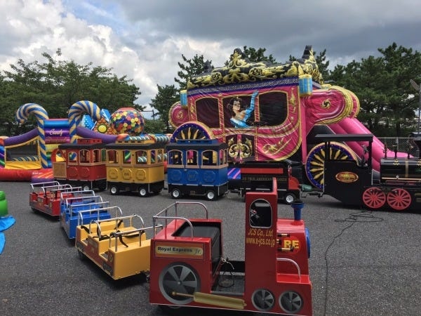 スタッフが運転するトレインやエア遊具たくさん持ってるんですよー