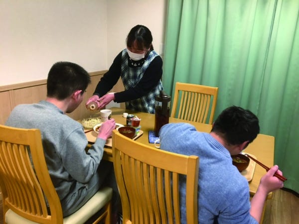 服薬確認等の支援、入居者のできないことをサポートします。