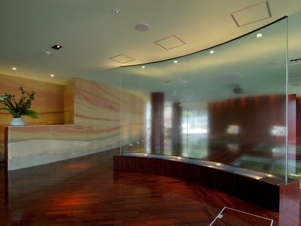 本社建物は著名な建築家に設計頂いただきました。広々としたオフィスで初めて訪問される方にはよく驚かれます。会話が弾むきっかけにもなっています。