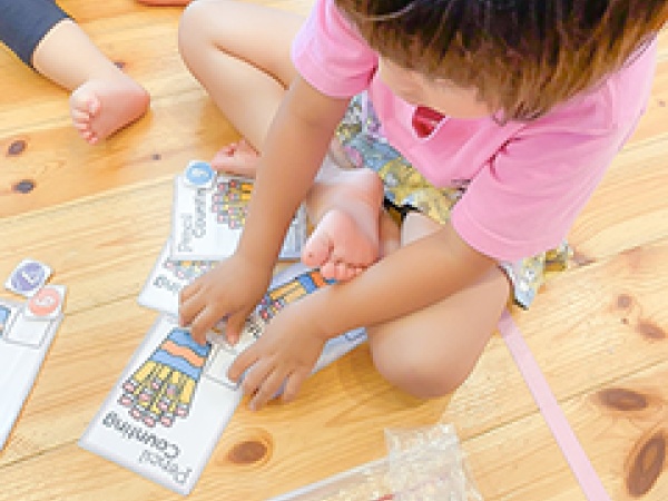 外国人講師による本物の英会話教室。学年やレベルに合わせた指導。