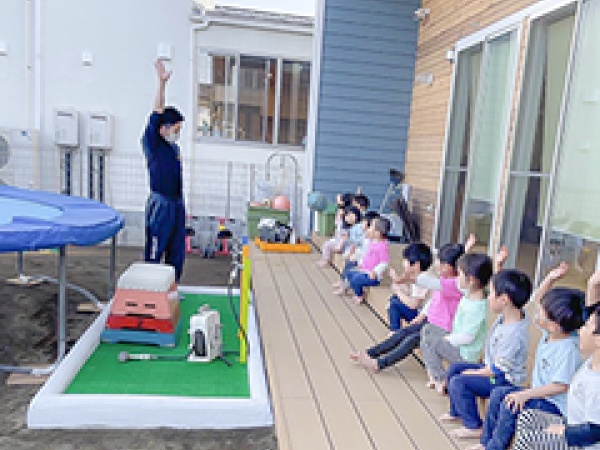 スポーツコミュニティさんに保育園に来て頂いて、マット・とび箱・トランポリン・鉄棒等を使ったレッスンを行っています。