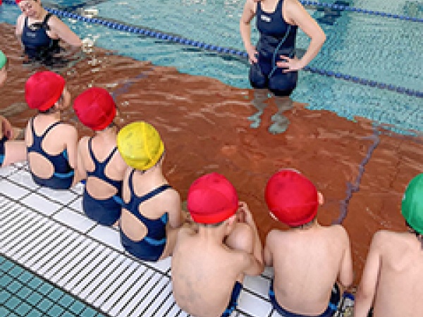 送迎バスで近隣のセントラルスポーツクラブでスクールを行います。進度に合わせて2クラスで行うラフキッズ保育園独自のクラスメニューです。