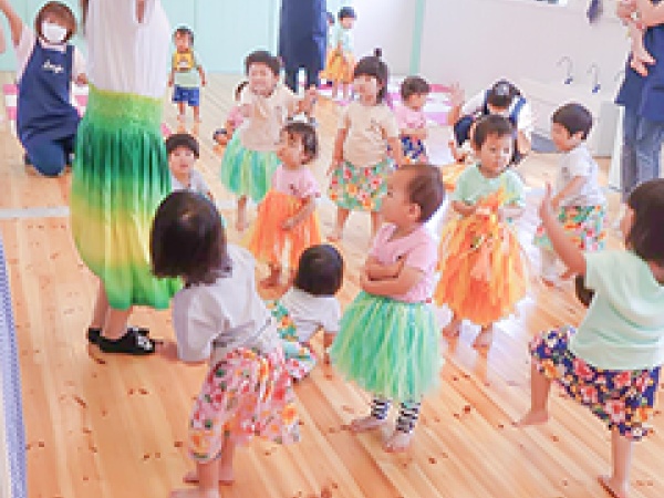 ハワイアンな衣装を着てウクレレの音に合わせてリズム感を養います。耳で音を聴きながら身体を動かします。