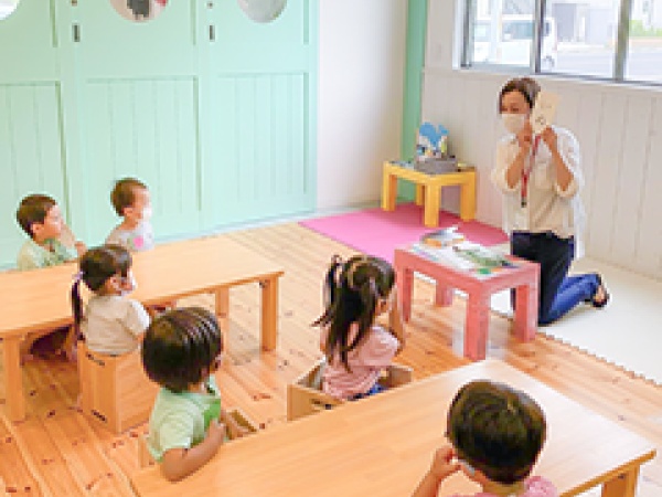 『文字のおけいこ』座り方・正しい姿勢・鉛筆の持ち方から文字に親しみ、最終的には文字を読んだり、書いたりできるようなカリキュラムです。