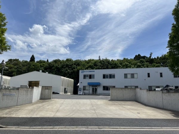 弊社の入り口はこちらです☆　ご来社の際はこちらからお入りください。　駐車場は直ぐ目の前にございます！