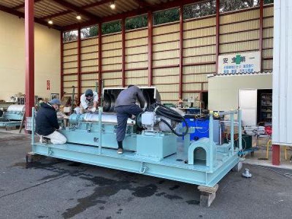 実際の機械整備の様子です！　業務内容によりスタッフとチームになって同じ業務に取り組んでいただくこともあります！