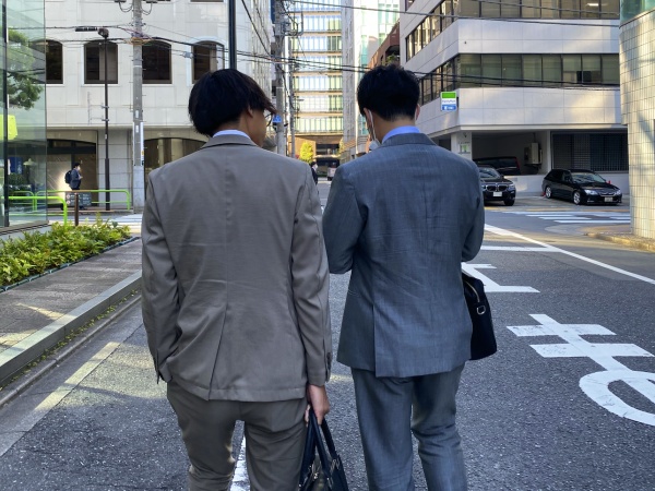 初めは先輩に同行し、仕事の流れを見て学んでいきましょう！