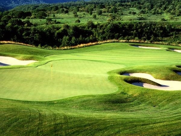 ゴルフ場レストランホールスタッフ（未経験者歓迎・普通自動車免許）