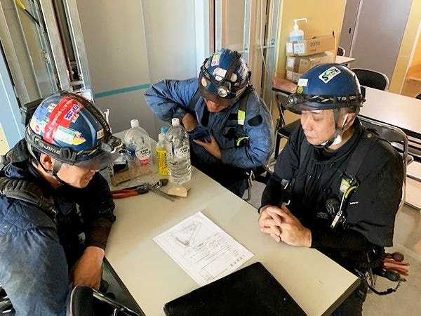 入社1日～は座学研修。3日目から先輩社員と一緒に現場へ向かいます。現場が忙しい場合は、安全柵の準備や溶接などの練習からスタートします。