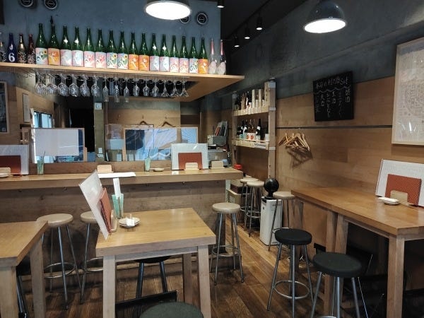 店内は少し落ち着いたカジュアルな雰囲気