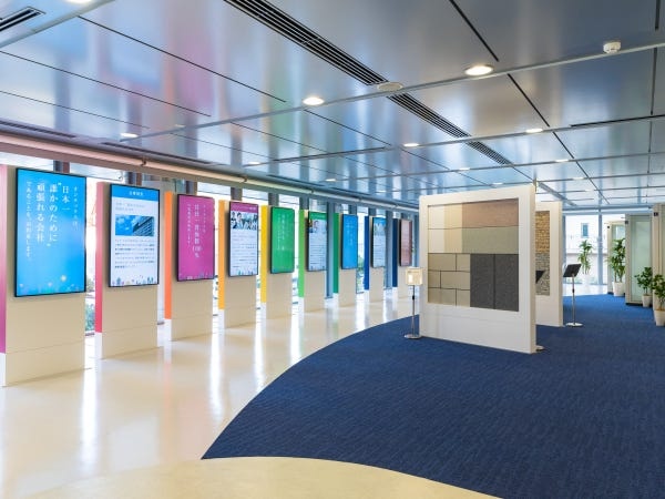 ミュージアムはお客様の御案内や新人研修にも使われています。大型のサイネージにて更に深く会社を知ることができます！