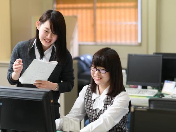 研修後も隣に先輩社員が座っているので、すぐに相談できる環境です。