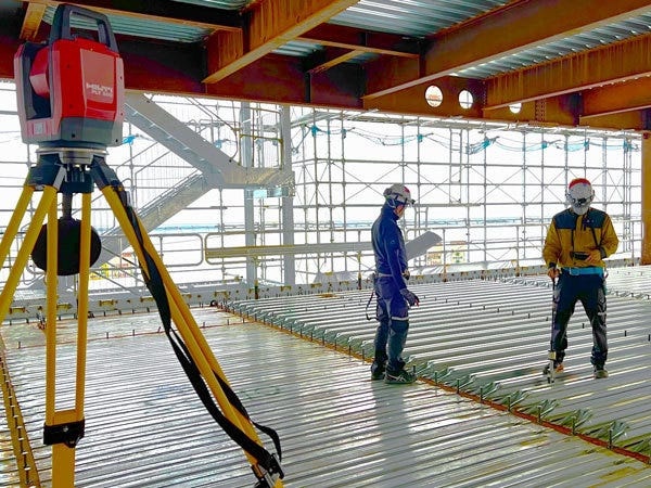 こちらは、実際の作業風景。駅や橋、工場、テーマパークなど様々な工事現場で、私たちの技術が必要とされています。