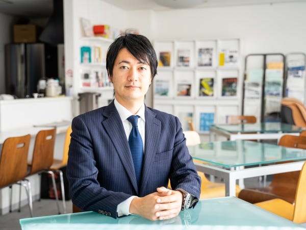 40代前半の若い社長が、代表を務めています。2030年に売上100億円、社員700～800名を目指して、社員と共に奮闘しています。