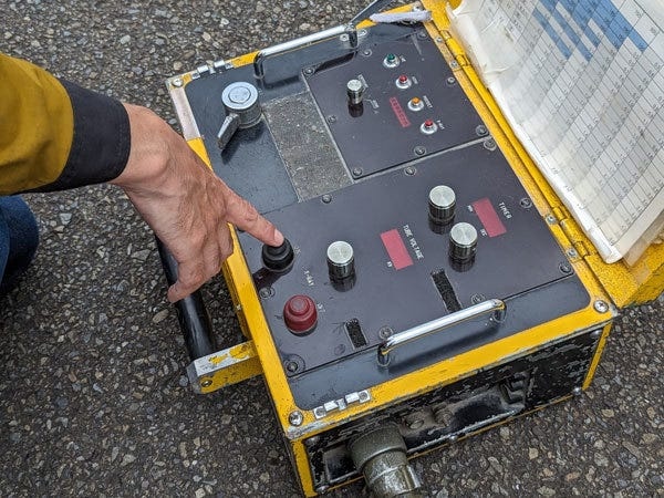 探査で使用するＸ線装置。他にも様々な装置を使用するので、使い方は現場で先輩たちがイチから教えていきます。