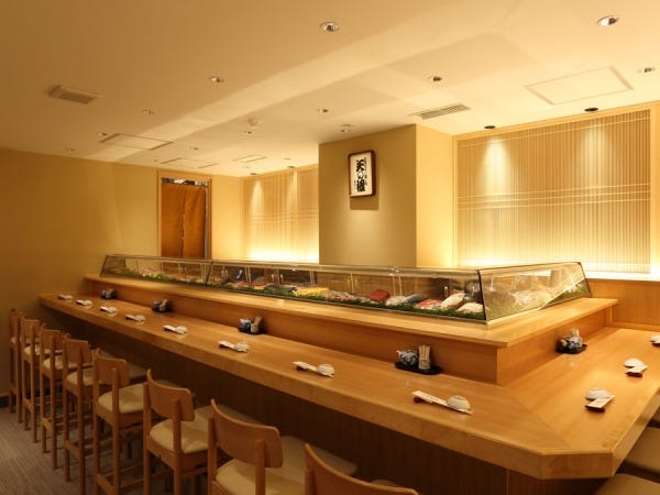 寿司店ホールスタッフ：接客好き歓迎！未経験から活躍