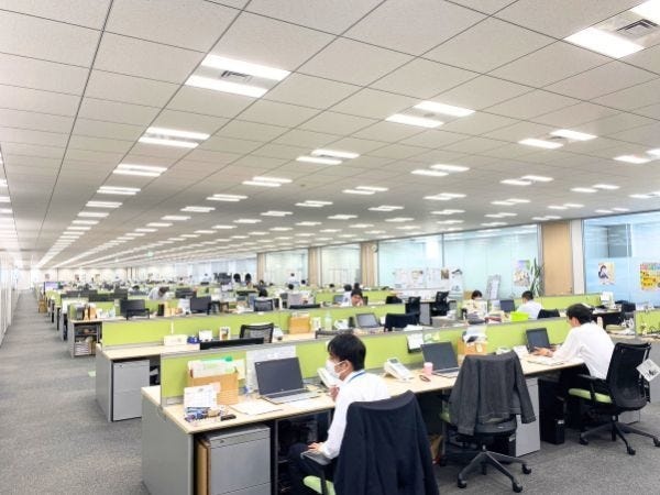 オフィスの様子です。解放感があり、快適に働ける空間を作っています。ワンフロアのためコミュニケーションが取りやすくなっています。