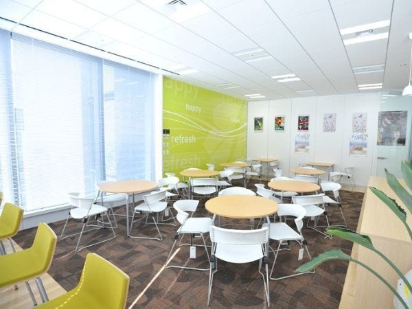 こちらはリフレッシュルーム。業務の間の息抜きにどうぞ。正確さ、集中力が必要な業務だからこそ、休憩も大切にしてください。