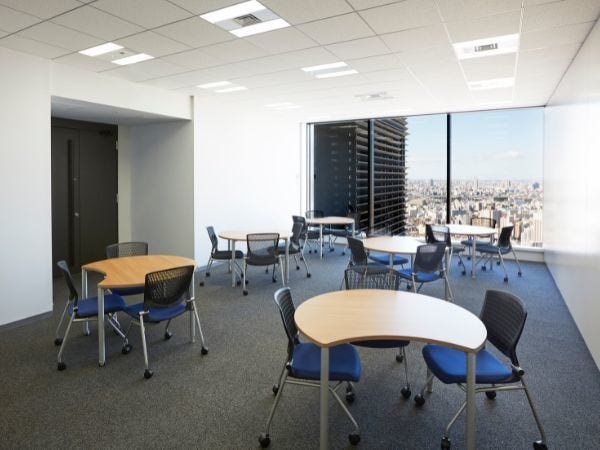 オフィスの外には、東京の全景が広がります。仕事の意義はもちろんですが、ロケーションの面からも、勤めていることが誇らしく感じられます。